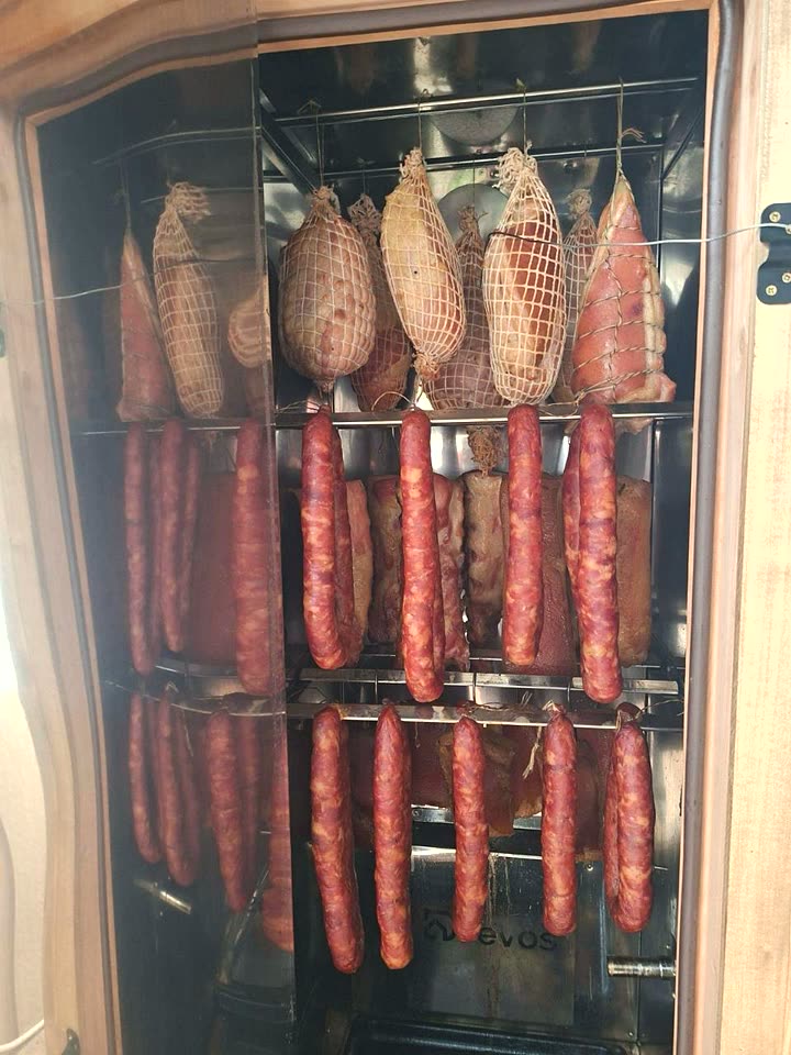 Полная загрузка — колбасы и мясо, коптильня Drevos Classic 2.0