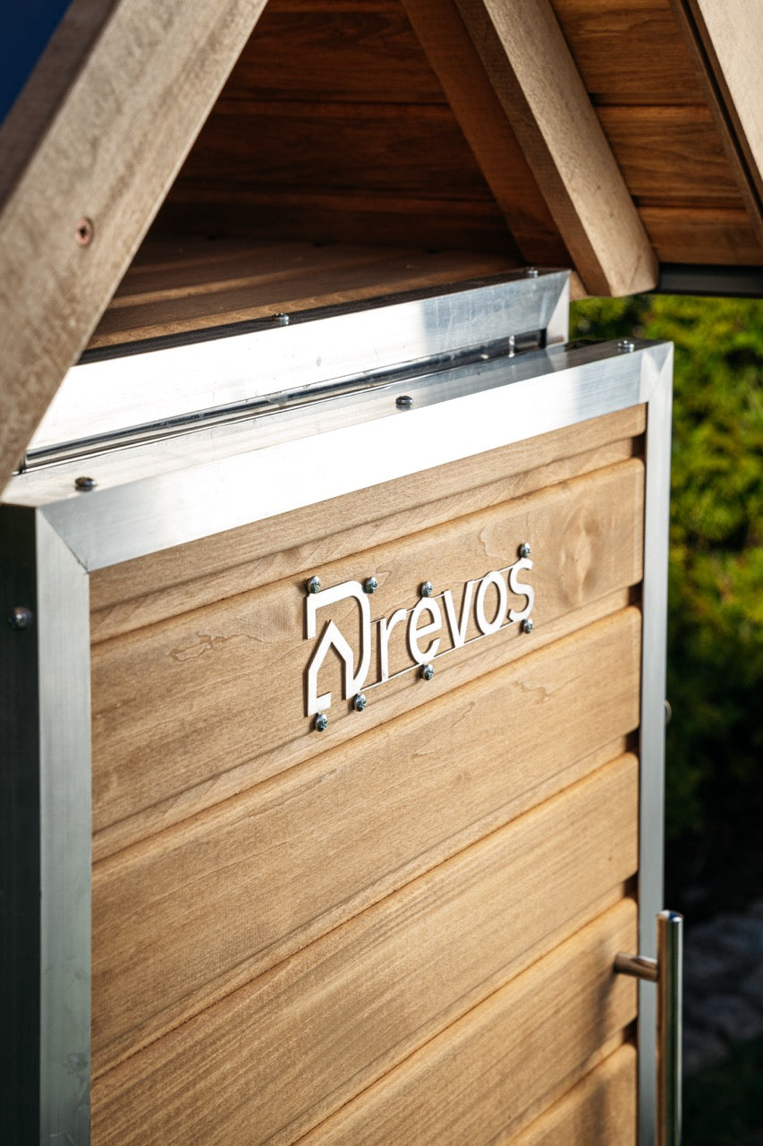 Крупный план накладной двери Drevos Big PRO с алюминиевым углом по периметру