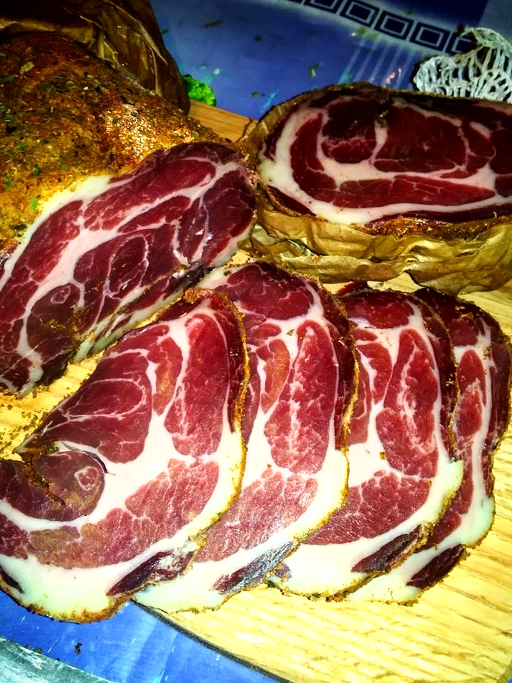 Нарезка копчёного мяса к столу, Drevos Family