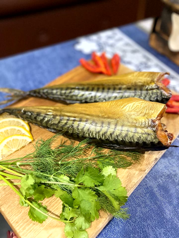 Копчёная скумбрия к столу с лимоном и зеленью, Drevos Family
