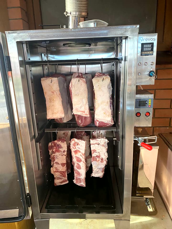 Мясо в камере — горячее копчение, коптильня Drevos Smoke Chamber 25