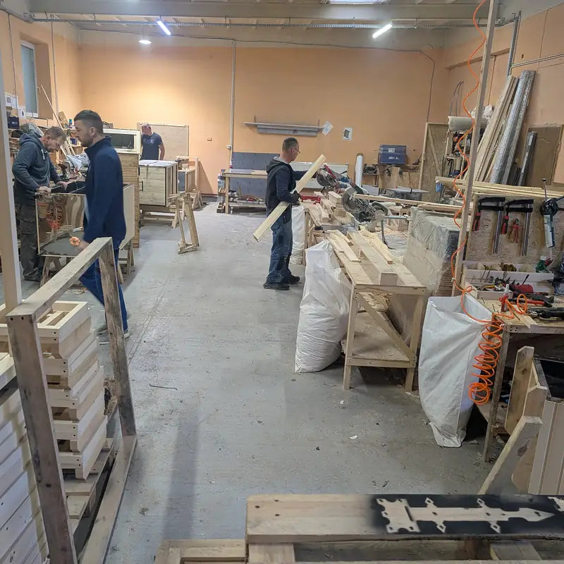 Hala produkcyjna — montaż korpusów wędzarni