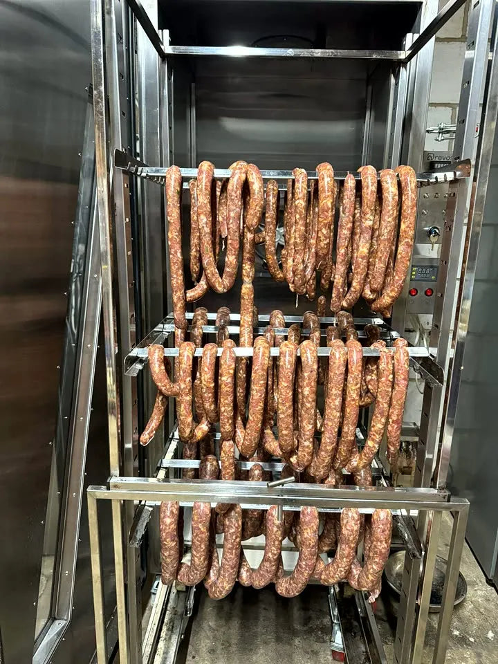 Kiełbasy, załadunek – wędzenie na gorąco, wędzarnia DREVOS Smoke Chamber 50 +